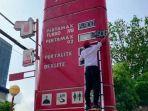 Seorang-petugas-SPBU-mencopot-papan-harga-bensin-Pertamax-92.jpg
