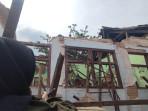 Seorang-warga-tengah-menengok-kondisi-ruang-kelas-4-di-SDN-II-Jatigreges.jpg