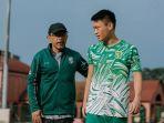 Sho-Yamamoto-didampingi-Aji-Santoso-saat-jalani-latihan-perdana-bersama-Persebaya.jpg