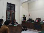 Sidang-yang-digelar-di-ruang-Kartika-PN-Surabaya-dipimpin-ketua-mejelis-hakim-M-Sukamto.jpg
