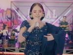 Silvy-Kumalasari-menyanyikan-lagu-Pujaningsih-ftj6767.jpg