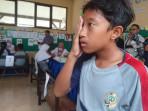 Siswa-SDN-03-Rejoagung-Tulungagung-menutup-salah-satu-matanya-untuk-uji-penglihatan.jpg