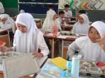 Siswa-SMPN-19-Kota-Malang-saat-mendapatkan-Makan-Bergizi-Gratis-MBG.jpg