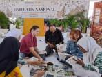 Rayakan Hari Batik Nasional, Smamda Surabaya Ajak Siswa dan Pelajar Asing Membatik Bareng