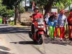 Siswa-berlatih-gerak-jalan-di-jalan-antar-kampung.jpg