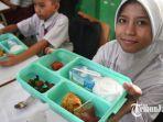 Siswa-menunjukan-menu-Makan-Bergizi-Gratis-MBG-di-SDN-Lowokwaru-3-Kota-Malang.jpg