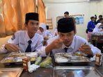 Siswa-pelajar-menunjukkan-menu-makan-bergizi-gratis-MBG-pertama-di-Bondowoso.jpg