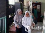 Siswi-SMPN-1-Boyolangu-Tulungagung-berjalan-dengan-selang-infus-di-tangannya-keracunan-mbg.jpg