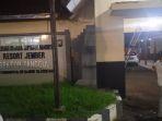 Situasi-Mapolsek-Tanggul-Jember-setelah-dua-tahanannya-kabur-Selasa-27122022.jpg