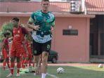 Slavko-Damjanovic-saat-menjalani-latihan-perdana-bersama-Persebaya-di-Lapangan-Thor-Surabaya.jpg