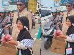 Sosok-Pria-Masukkan-Rp-10-Juta-ke-Kardus-Relawan-Peduli-Palestina-di-Jalan-Dijuluki-Sultan-Amuntai.jpg