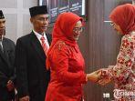Sri-Rahayu-dua-dari-kanan-memberikan-ucapan-selamat-kepada-Ketua-DPRD-Kota-Malang-Amithya.jpg
