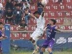 Striker-Arema-FC-Dedik-Setiawan-saat-laga-pekan-15-Liga-1-20242025-Persik-Kediri-vs-Arema-FC1.jpg