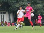 Striker-Arema-FC-berduel-dengan-pemain-Putra-Delta-Sidoarjo-dalam-laga-uji-coba.jpg