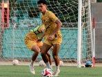 Striker-Madura-United-Aji-Kusuma-dalam-sesi-latihan-tim-di-Stadion-Gelora-Bangkalan-2025.jpg