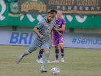 Striker-Persebaya-Paulo-Victor-melakukan-eksekusi-penalti-ke-gawang-Persita.jpg