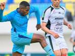 Striker-Persela-Jhon-Mena-melepaskan-tendangan-berbuah-gol-ke-gawang-PSS-Sleman.jpg