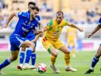 Striker-asing-Persebaya-Mihailo-Perovic-berduel-dalam-perebutan-bola-dengan-pemain-Persib.jpg