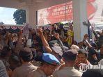Suasana-Kericuhan-saling-dorong-pendemo-dengan-polisi-di-depan-ruang-loby-Kejari-Jember.jpg