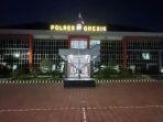 Suasana-Mapolres-Gresik-pada-malam-hari.jpg