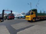 Suasana-bongkar-muat-kendaraan-di-Dermaga-LCM.jpg