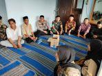 Suasana-di-rumah-Salmiati-Ningsih-saat-warga-dan-polisi-takziah-kemarin-Kamis-1522024.jpg