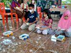 Suasana-keceriaan-anak-anak-saat-memainkan-mainan-dari-hasil-olahan-limbah-sampah.jpg
