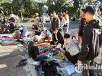 Suasana-penjualan-perlengkapan-kebutuhan-mahasiswa-baru-di-Kota-Malang.jpg