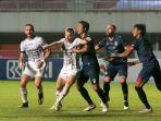 Suasana-perebutan-bola-antara-pemain-Arema-FC-dengan-personel-Bali-United.jpg