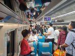 Suasana-ramai-di-dalam-kereta-api-jarak-jauh-pada-hari-terakhir-masa-libur-sekolah.jpg
