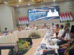 Suasana-rapat-penyelesaian-masalah-Jalan-Rambipuji-Puger-Jombang-di-Pendapa-Wahyawibawagraha-Jember.jpg