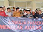 Suasana-saat-Aswaja-Pamekasan-menutup-dan-menyegel-Masjid-Usman-Bin-Affan-Pamekasan.jpg