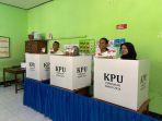 Sugiri-didampingi-anak-anaknya-dengan-menggunakan-baju-berwarna-putih.jpg