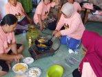 Sukarelawan-Mak-Ganjar-mengadakan-pelatihan-membuat-pisang-cokelat-bersama-ibu-ibu-di-kediri.jpg