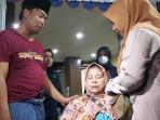 Sukarti-terus-menerus-menangis-seusai-melihat-jenazah-sang-anak-di-RS-Bhayangkara.jpg