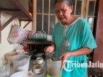 Sundana-mulai-meracik-kopi-murah-di-warung-sederhana-miliknya-di-Desa-Sumberagung-jombang.jpg