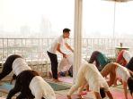 Sunset-Yoga-Jadi-Pilihan-Lepas-Penat-yang-Menyehatkan-di-Sky-Cave-Rooftop.jpg