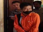 Suriwan-tersangka-korupsi-DD-Desa-Kotakan-saat-dikeler-polisi.jpg