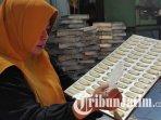 Susilorini-sedang-mencetak-adonan-roti-kering-di-rumahnya-ilustrasi-umkm-di-blitar.jpg