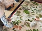 TEKNIK-ECOPRINT-Pembuatan-ecoprint-yang-dilakukan-oleh-ISIK-di-Whyndam-Hotel.jpg
