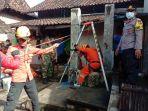 TRC-BPBD-Ponorogo-melakukan-evakuasi-warga-tercebur-di-sumur.jpg