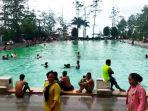 Tampak-ramai-destinasi-kolam-air-panas-di-wisata-Padusan-Pacet-Kabupaten.jpg