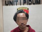 Tampang-tersangka-RAH-baju-merah-dikeler-ke-Mapolres-Gresik.jpg