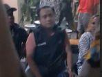 Tangkapan-Layar-Video-yang-menunjukkan-keempat-orang-mengaku-wartawan.jpg