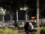 Tangkapan-layar-dari-rekaman-video-pengguna-jalan-yang-melintas.jpg