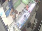Tangkapan-layar-rekaman-CCTV-saat-pelaku-beraksi-mencuri.jpg