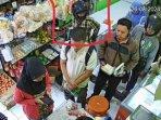 Tangkapan-layar-rekaman-CCTV-saat-pelaku-mencuri-ponsel-di-toko-sayur-malang.jpg