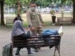 Tangkapan-layar-saat-petugas-Satpol-PP-Kota-Malang-menciduk-pasangan-mesra-di-bangku.jpg