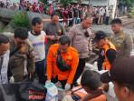 Tangkapan-layar-tubuh-pemotor-berinisial-IN-40-terkapar-usai-tertabrak-KA-Arjonegoro.jpg