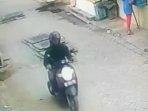Tangkapan-layar-video-CCTV-saat-maling-curi-motor-Honda-Scoopy-pencurian-motor-di-surabaya.jpg
